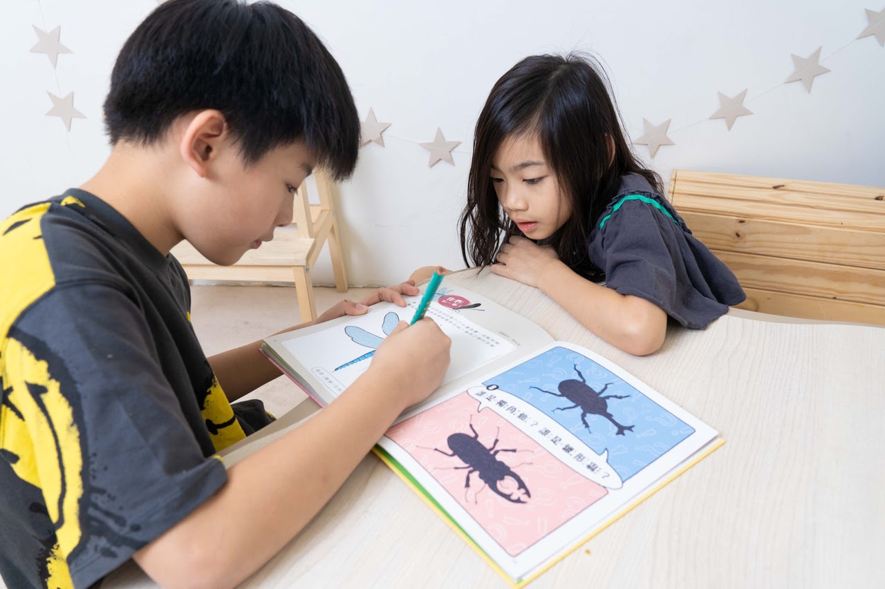 【小康軒|3-8歲兒童篇|財商桌遊。時間與錢包。幼小銜接教材。識寫圖卡。解謎遊戲書。程式車】 【小康軒|3-8歲兒童篇|財商桌遊。時間與錢包。幼小銜接教材。識寫圖卡。解謎遊戲書。程式車】