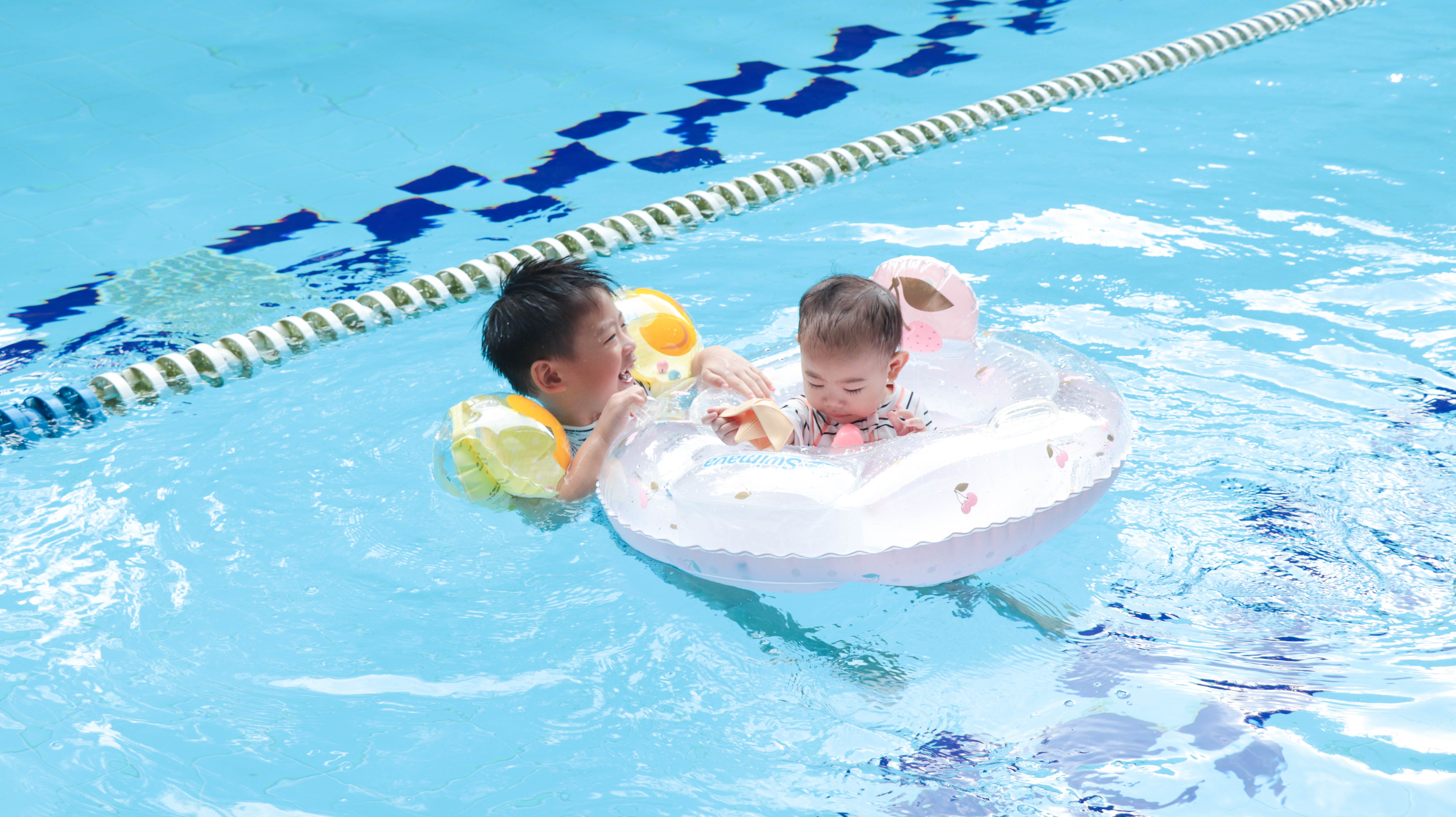 【寶寶泳圈使用心得 | 英國Swimava幼兒學習泳圈。浮手。泳池】