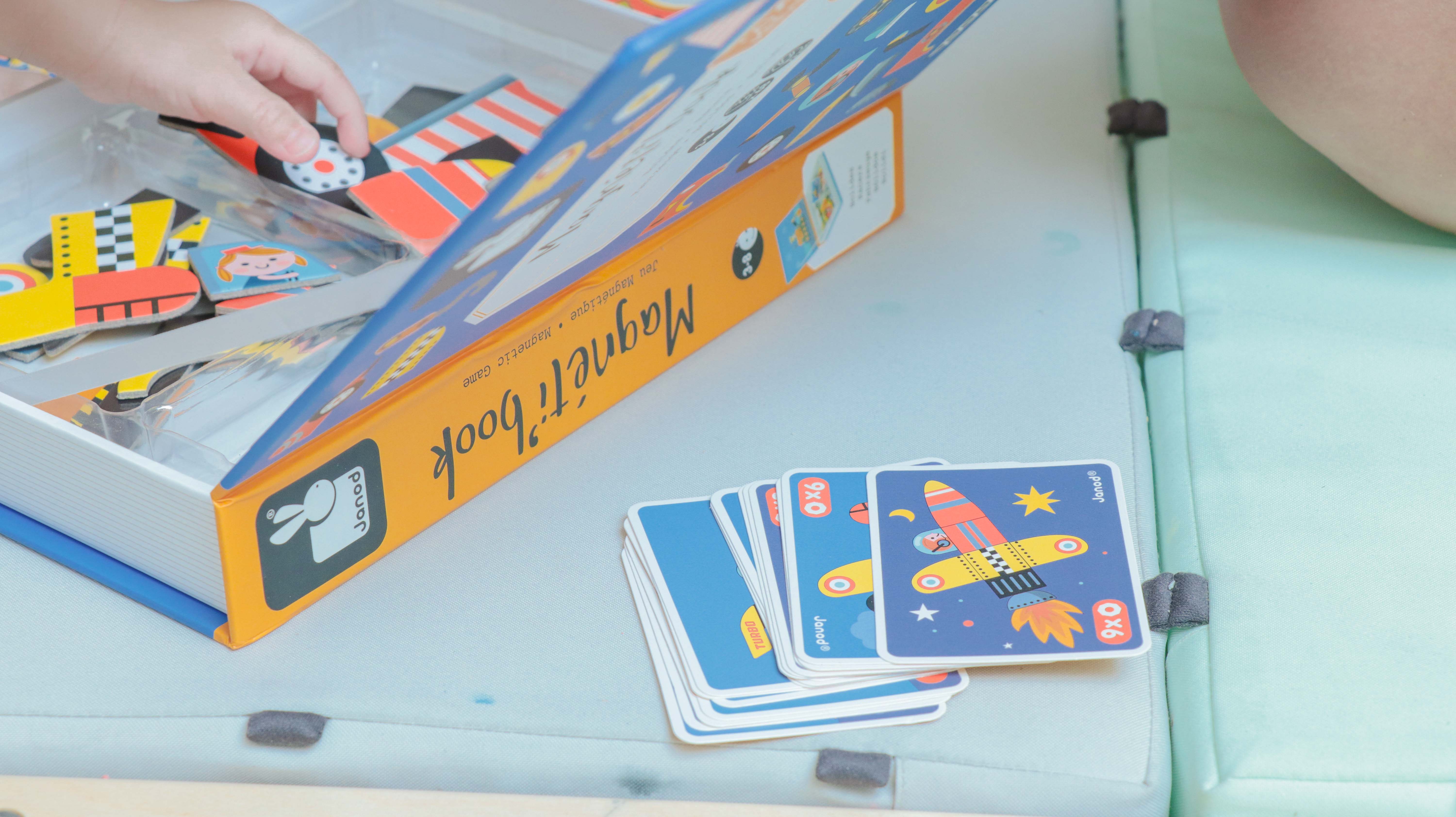 【讓寶寶乖乖玩的魔法磁鐵｜法國Janod 世界磁鐵拼圖。磁鐵遊戲書。爵士鼓。可調式畫架。STEAM木玩。桌遊】