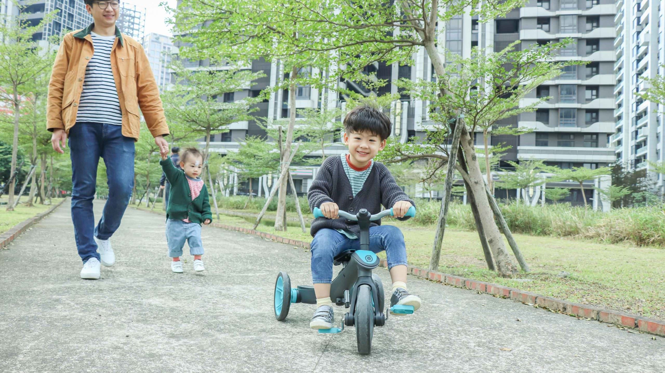【從8個月玩到5-6歲｜法國Globber TRIKE五合一折疊三輪車(秒變兩輪滑步車。內有轉彎影片)｜寶寶平衡嚕嚕車(可轉向)】