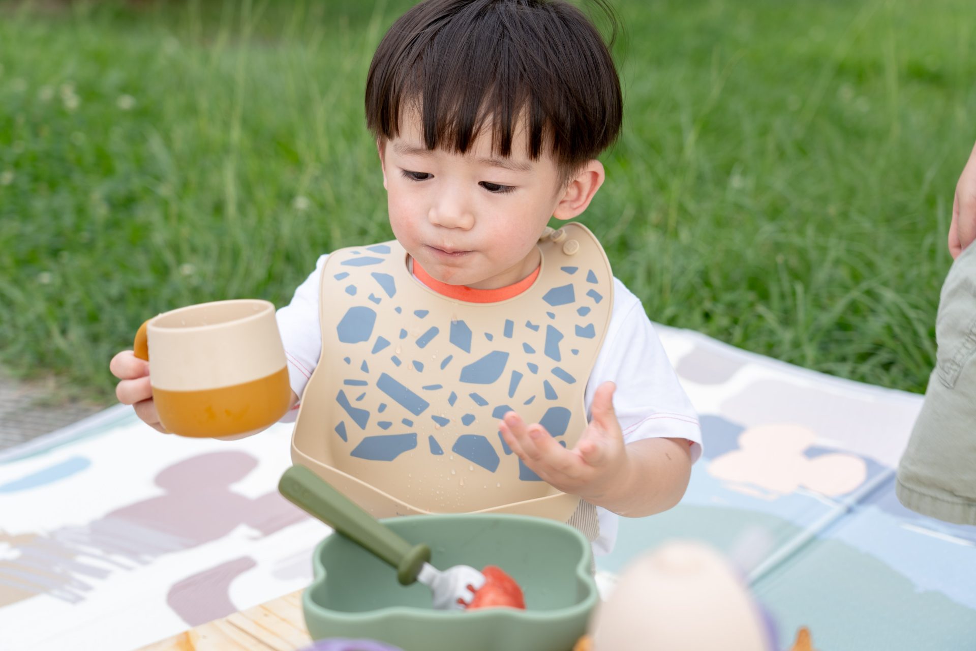 讓寶寶喝水好上手【日本Meroware學習水杯、零食球、保溫水杯、餐兜餐具、悶燒罐、防掉帶、水杯刷】