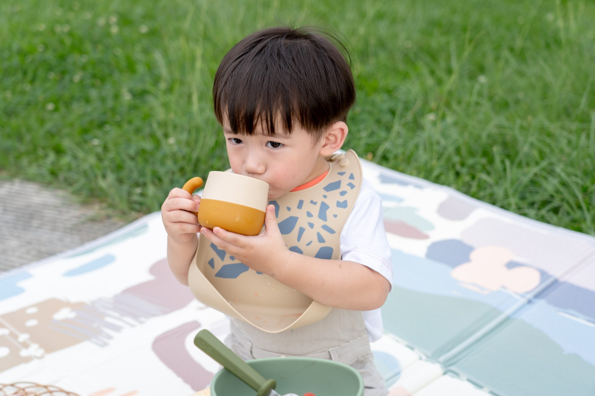 讓寶寶喝水好上手【日本Meroware學習水杯、零食球、保溫水杯、餐兜餐具、悶燒罐、防掉帶、水杯刷】