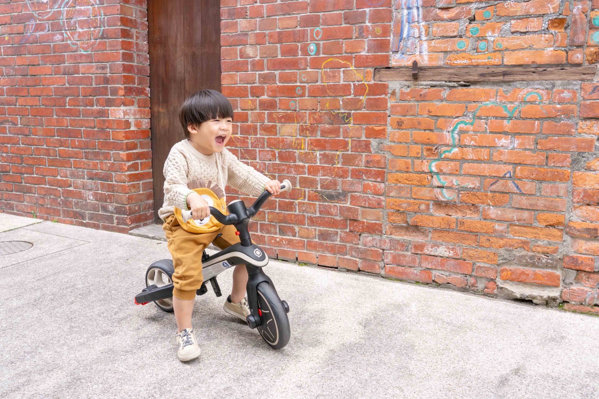 【從8個月玩到5-6歲｜法國Globber TRIKE五合一折疊三輪車(秒變兩輪滑步車。內有轉彎影片)｜寶寶平衡嚕嚕車(可轉向)】