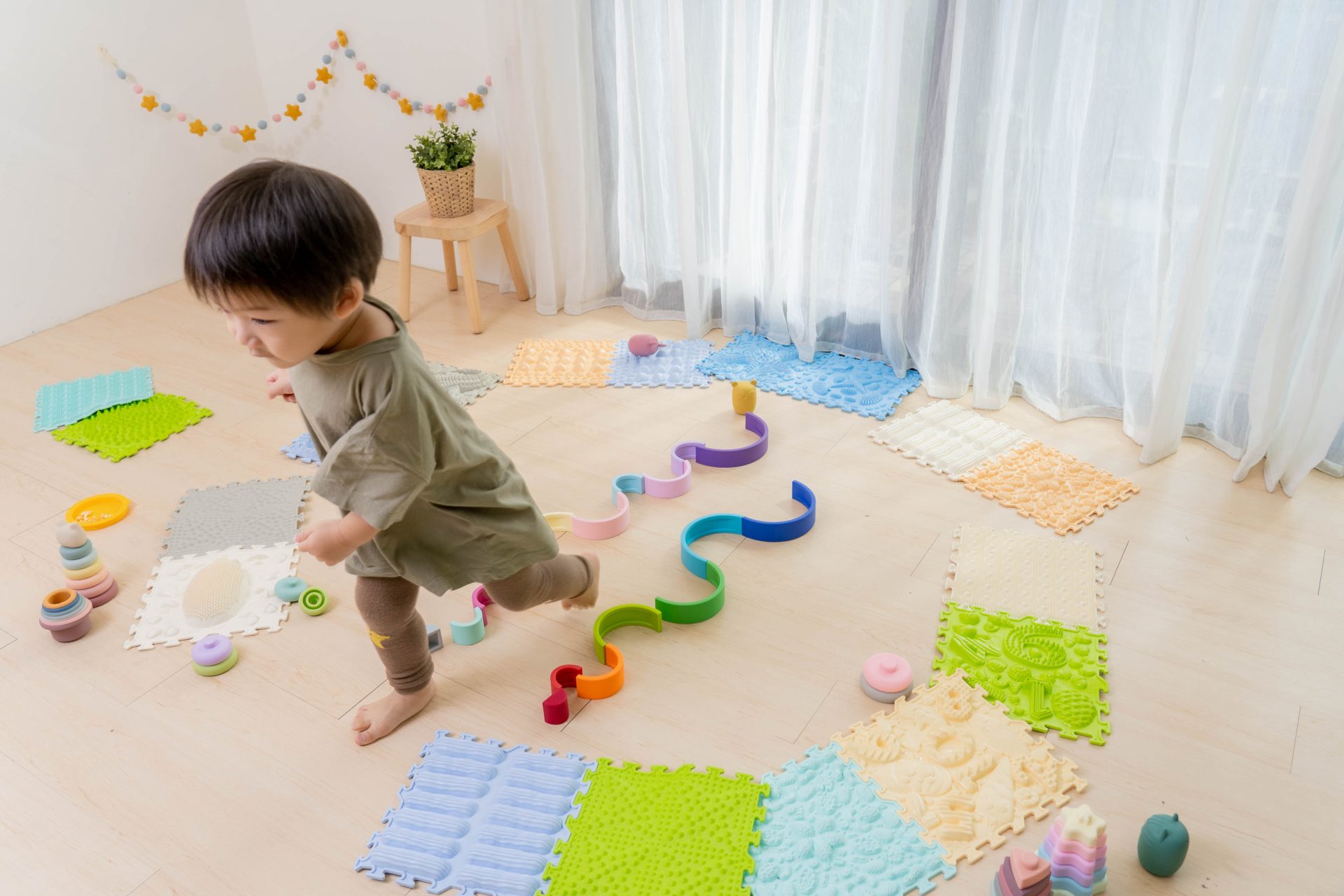 感覺統合在家也能玩【童心園彩虹疊疊矽膠積木。ORTO觸覺造路地墊。MUFFIK 觸覺探索步道】