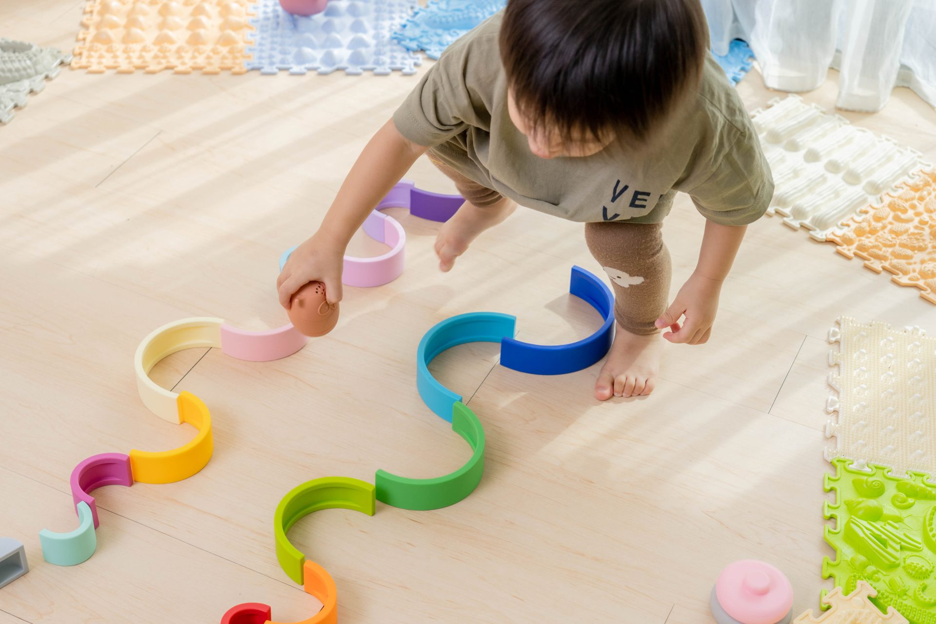 感覺統合在家也能玩【童心園彩虹疊疊矽膠積木。ORTO觸覺造路地墊。MUFFIK 觸覺探索步道】