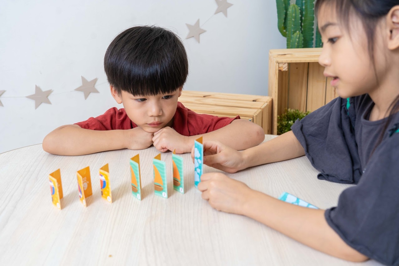 【小康軒｜2-4歲幼童篇｜SMART BOX遊戲盒。邏輯推理。合作型桌遊。成長繪本】