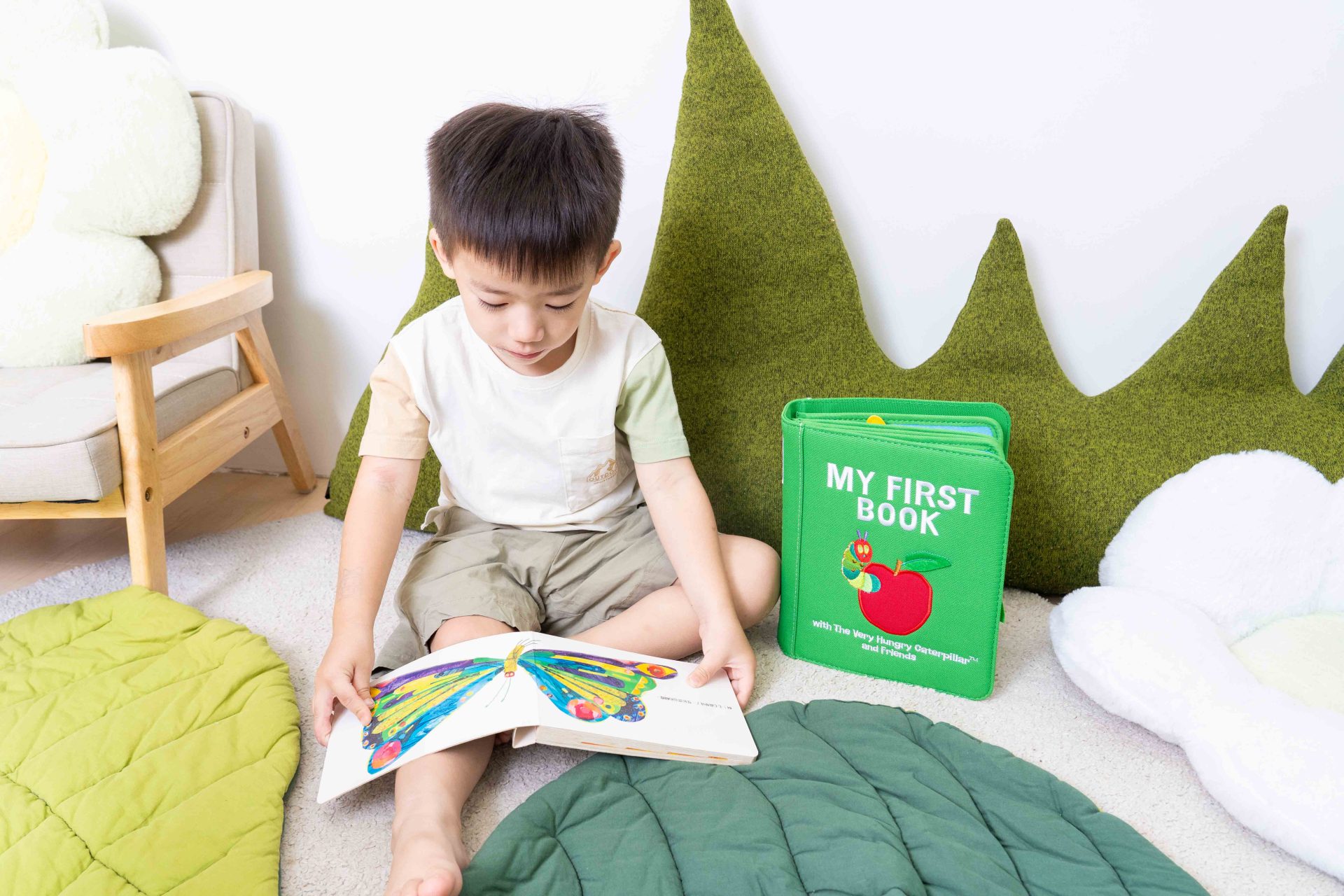 【啟蒙五感發展,教出優質寶寶|MyFirstBook蒙特梭利布書全系列終極分享|毛毛蟲+鯊魚寶寶+Kitty】限定款背包+小布書。獨家首發上市! 【啟蒙五感發展,教出優質寶寶|MyFirstBook蒙特梭利布書全系列終極分享|毛毛蟲+鯊魚寶寶+Kitty】限定款背包+小布書。獨家首發上市!