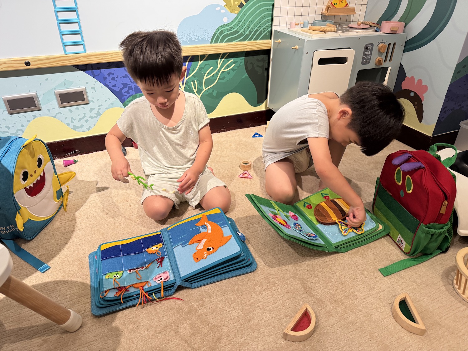 【啟蒙五感發展,教出優質寶寶|MyFirstBook蒙特梭利布書全系列終極分享|毛毛蟲+鯊魚寶寶+Kitty】限定款背包+小布書。獨家首發上市! 【啟蒙五感發展,教出優質寶寶|MyFirstBook蒙特梭利布書全系列終極分享|毛毛蟲+鯊魚寶寶+Kitty】限定款背包+小布書。獨家首發上市!