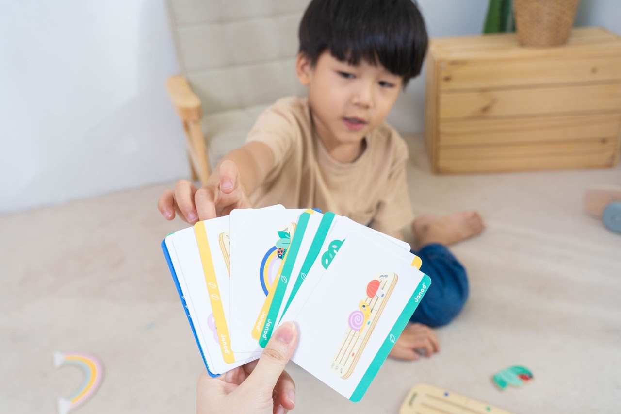 讓寶寶乖乖玩的魔法磁鐵【法國Janod 世界磁鐵拼圖。磁鐵遊戲書。感統板。可調式畫架。STEAM。益智木玩。桌遊】