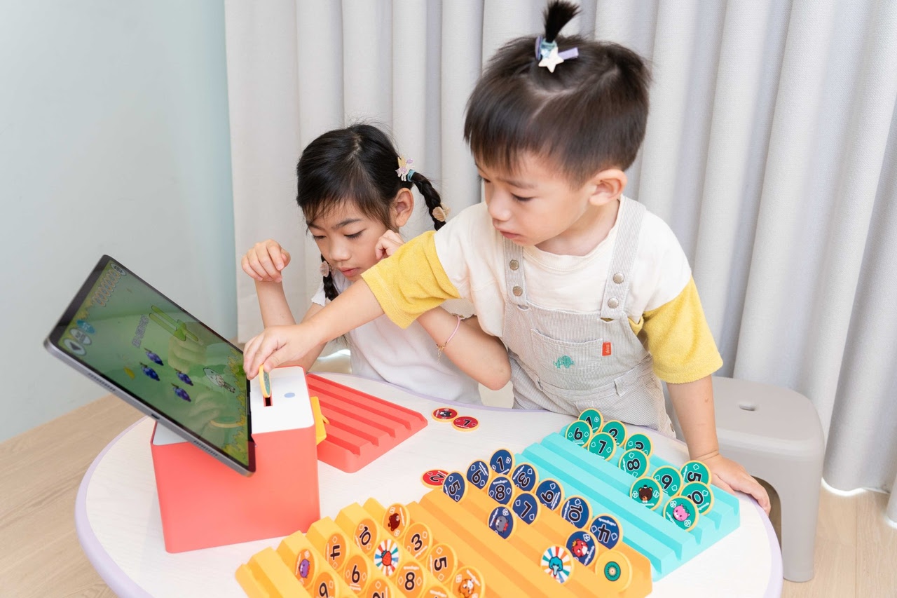 讓AI來助攻!沈浸式激發孩子主動學習!【韓國Rolling Seed智能互動學習遊戲機】茜茜獨家送收納包1200元~ 超殺48折! 讓AI來助攻!沈浸式激發孩子主動學習!【韓國Rolling Seed智能互動學習遊戲機】茜茜獨家送收納包1200元~ 超殺48折!