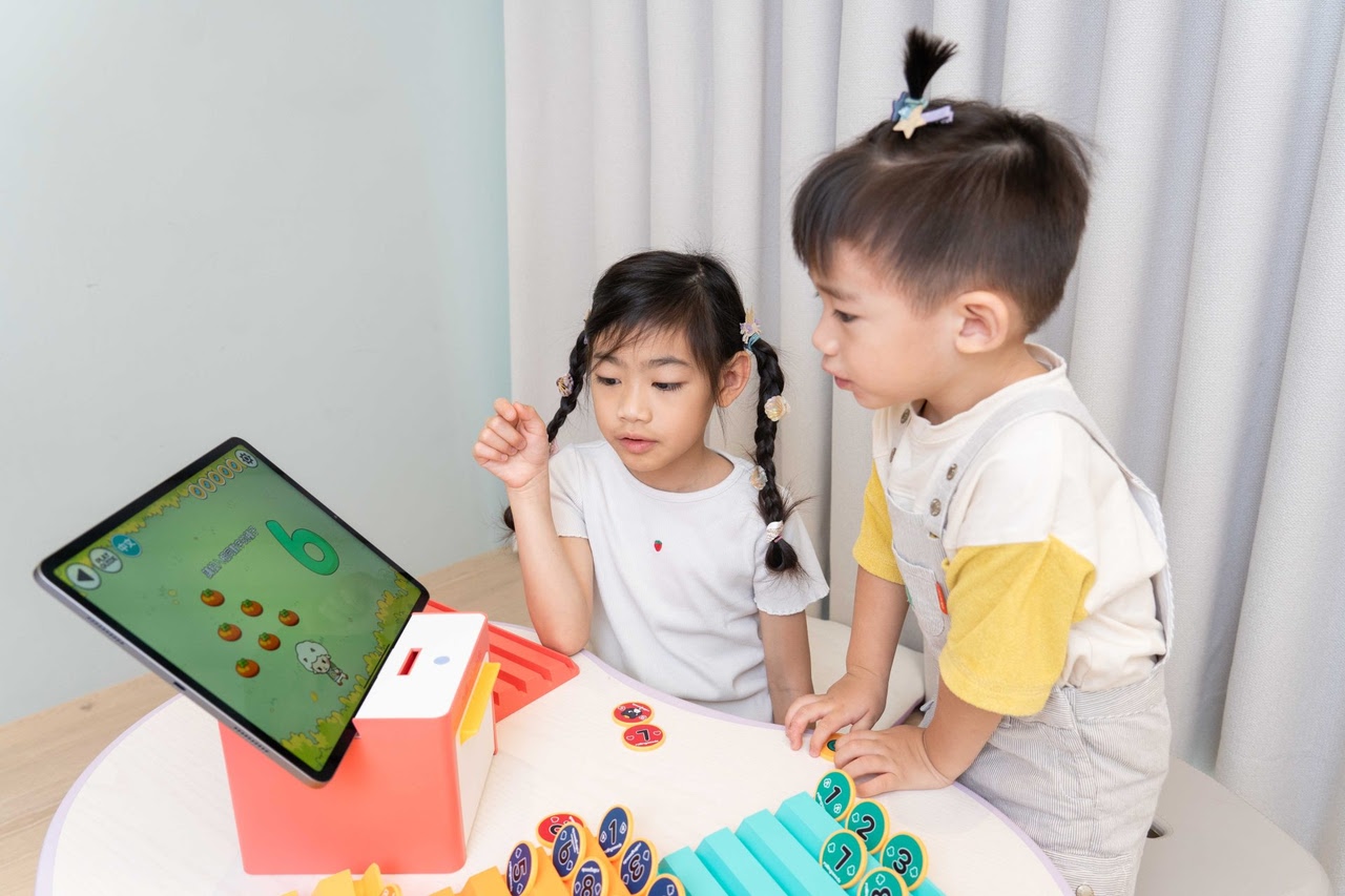 讓AI來助攻!沈浸式激發孩子主動學習!【韓國Rolling Seed智能互動學習遊戲機】茜茜獨家送收納包1200元~ 超殺48折! 讓AI來助攻!沈浸式激發孩子主動學習!【韓國Rolling Seed智能互動學習遊戲機】茜茜獨家送收納包1200元~ 超殺48折!