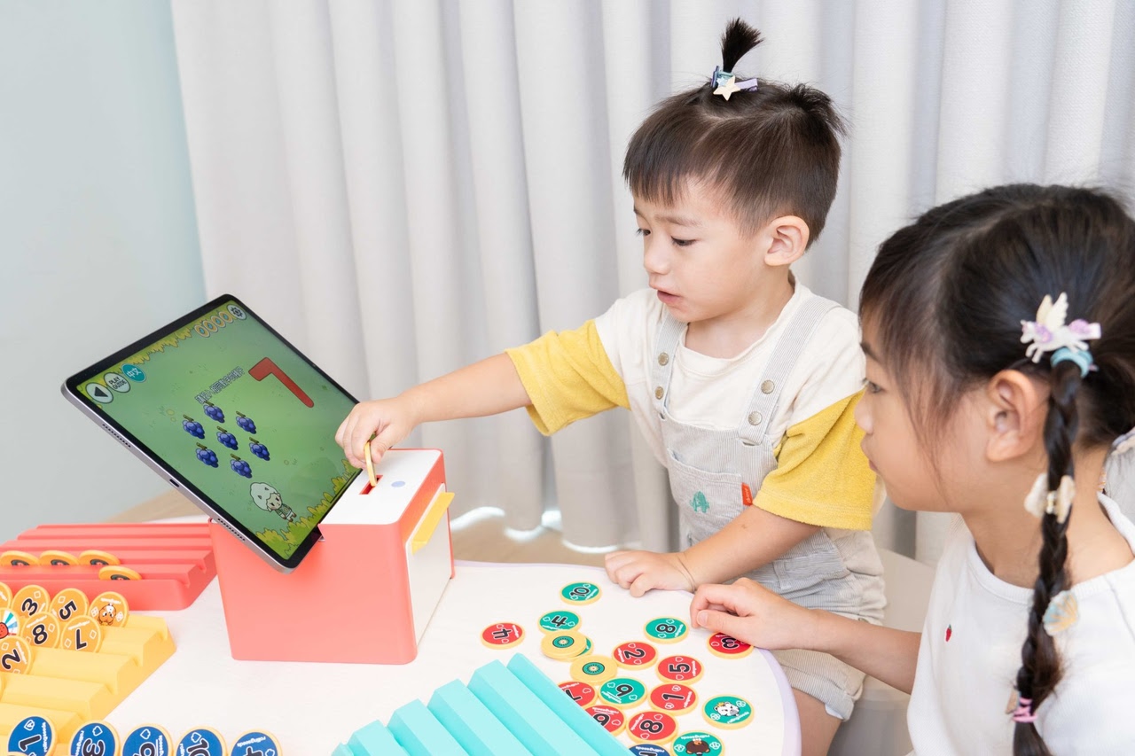 讓AI來助攻!沈浸式激發孩子主動學習!【韓國Rolling Seed智能互動學習遊戲機】茜茜獨家送收納包1200元~ 超殺48折! 讓AI來助攻!沈浸式激發孩子主動學習!【韓國Rolling Seed智能互動學習遊戲機】茜茜獨家送收納包1200元~ 超殺48折!