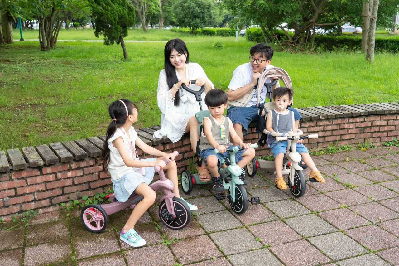 【從8個月玩到5-6歲|法國Globber TRIKE五合一折疊三輪車(秒變兩輪滑步車。內有轉彎影片)|寶寶2合1三輪滑步/腳踏車】 【從8個月玩到5-6歲|法國Globber TRIKE五合一折疊三輪車(秒變兩輪滑步車。內有轉彎影片)|寶寶2合1三輪滑步/腳踏車】