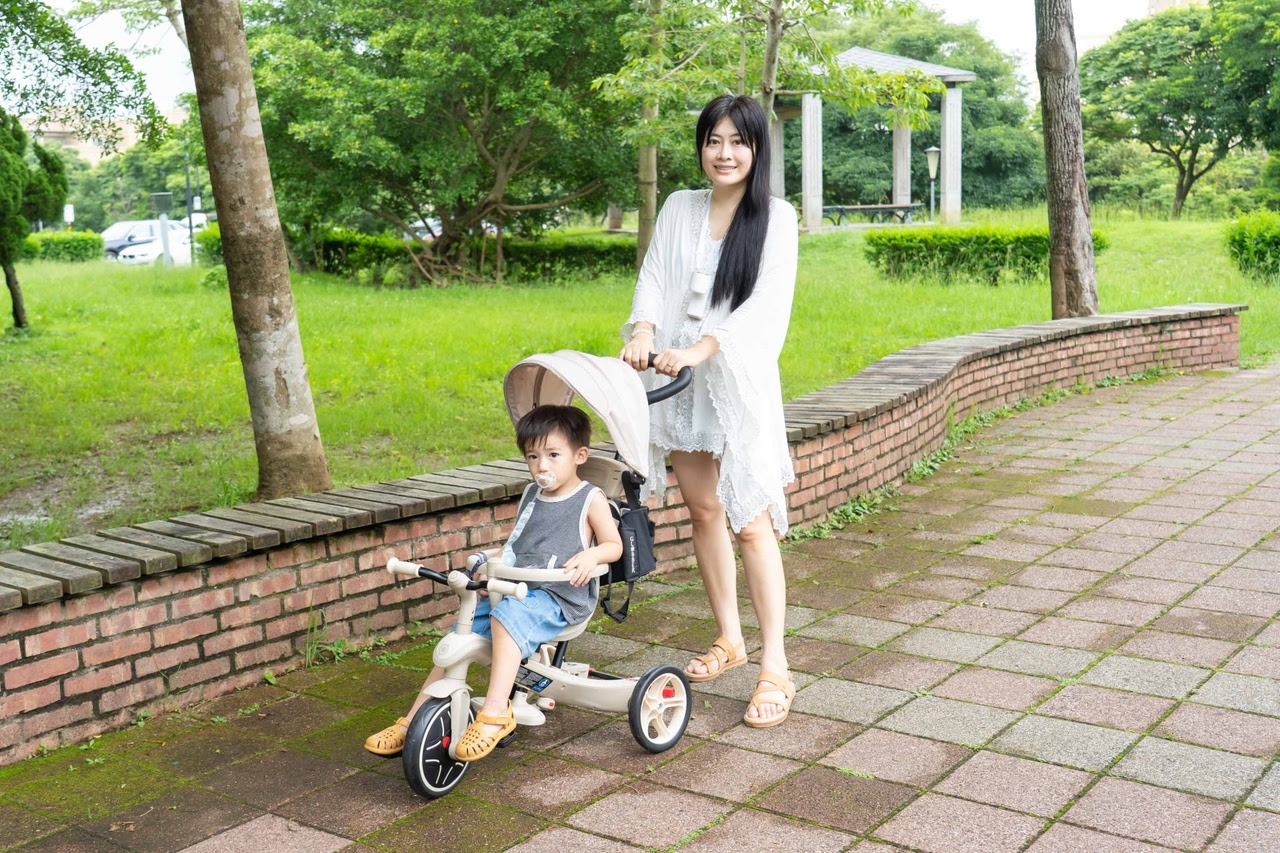 【從8個月玩到5-6歲|法國Globber TRIKE五合一折疊三輪車(秒變兩輪滑步車。內有轉彎影片)|寶寶2合1三輪滑步/腳踏車】 【從8個月玩到5-6歲|法國Globber TRIKE五合一折疊三輪車(秒變兩輪滑步車。內有轉彎影片)|寶寶2合1三輪滑步/腳踏車】