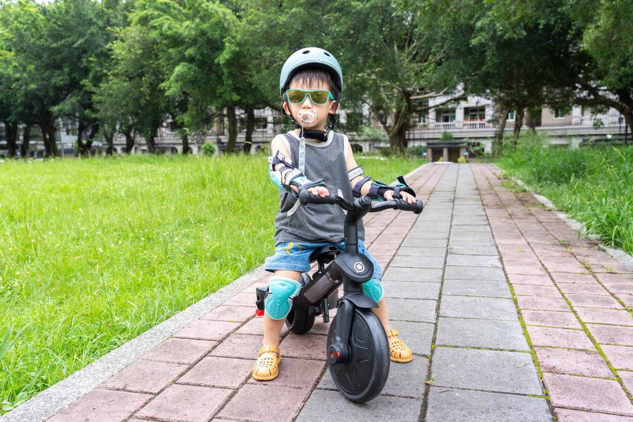 【從8個月玩到5-6歲|法國Globber TRIKE五合一折疊三輪車(秒變兩輪滑步車。內有轉彎影片)|寶寶2合1三輪滑步/腳踏車】 【從8個月玩到5-6歲|法國Globber TRIKE五合一折疊三輪車(秒變兩輪滑步車。內有轉彎影片)|寶寶2合1三輪滑步/腳踏車】