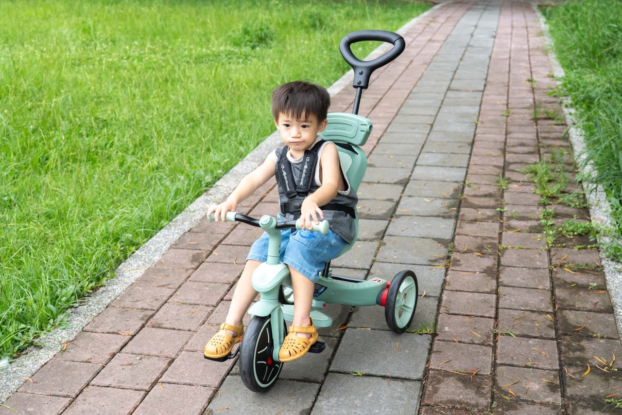 【從8個月玩到5-6歲|法國Globber TRIKE五合一折疊三輪車(秒變兩輪滑步車。內有轉彎影片)|寶寶2合1三輪滑步/腳踏車】 【從8個月玩到5-6歲|法國Globber TRIKE五合一折疊三輪車(秒變兩輪滑步車。內有轉彎影片)|寶寶2合1三輪滑步/腳踏車】