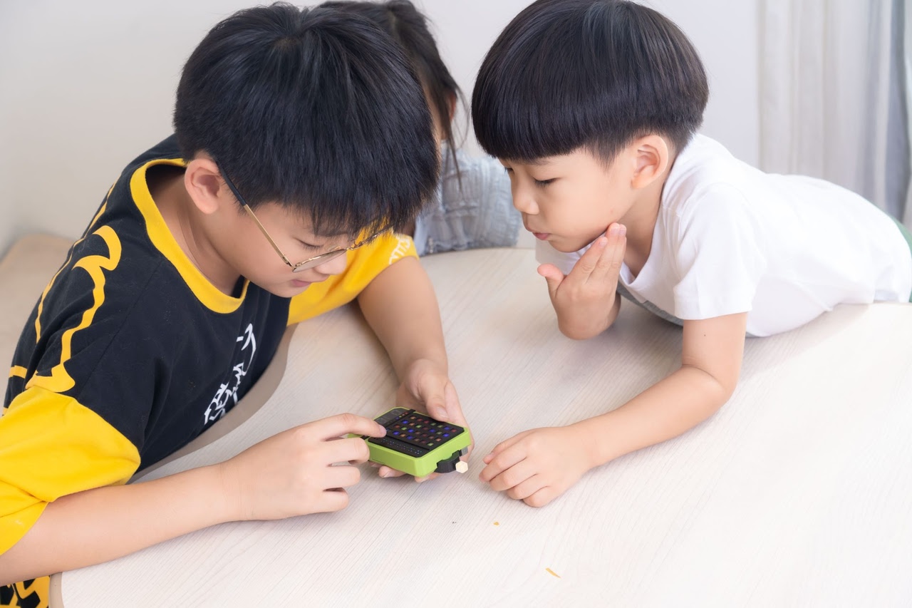 讓孩子大大減少3C使用!【GIIKER 兒童電子益智能遊戲機】 讓孩子大大減少3C使用!【GIIKER 兒童電子益智能遊戲機】