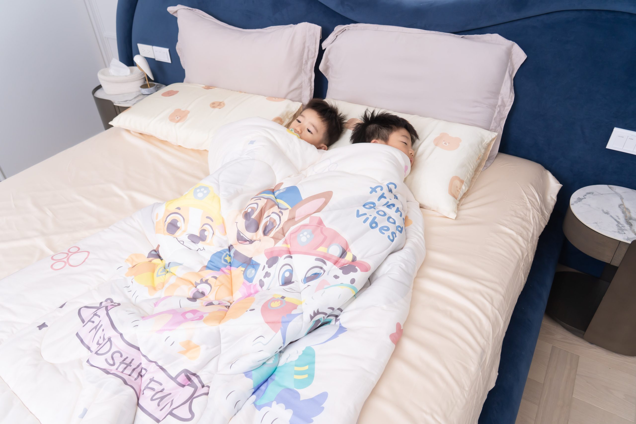 【給你柔柔嫩嫩一夜好眠｜伯尼寢具 頂級膠原蛋白60支天絲寢具+汪汪隊天絲兒童睡墊】茜茜質感好物團購