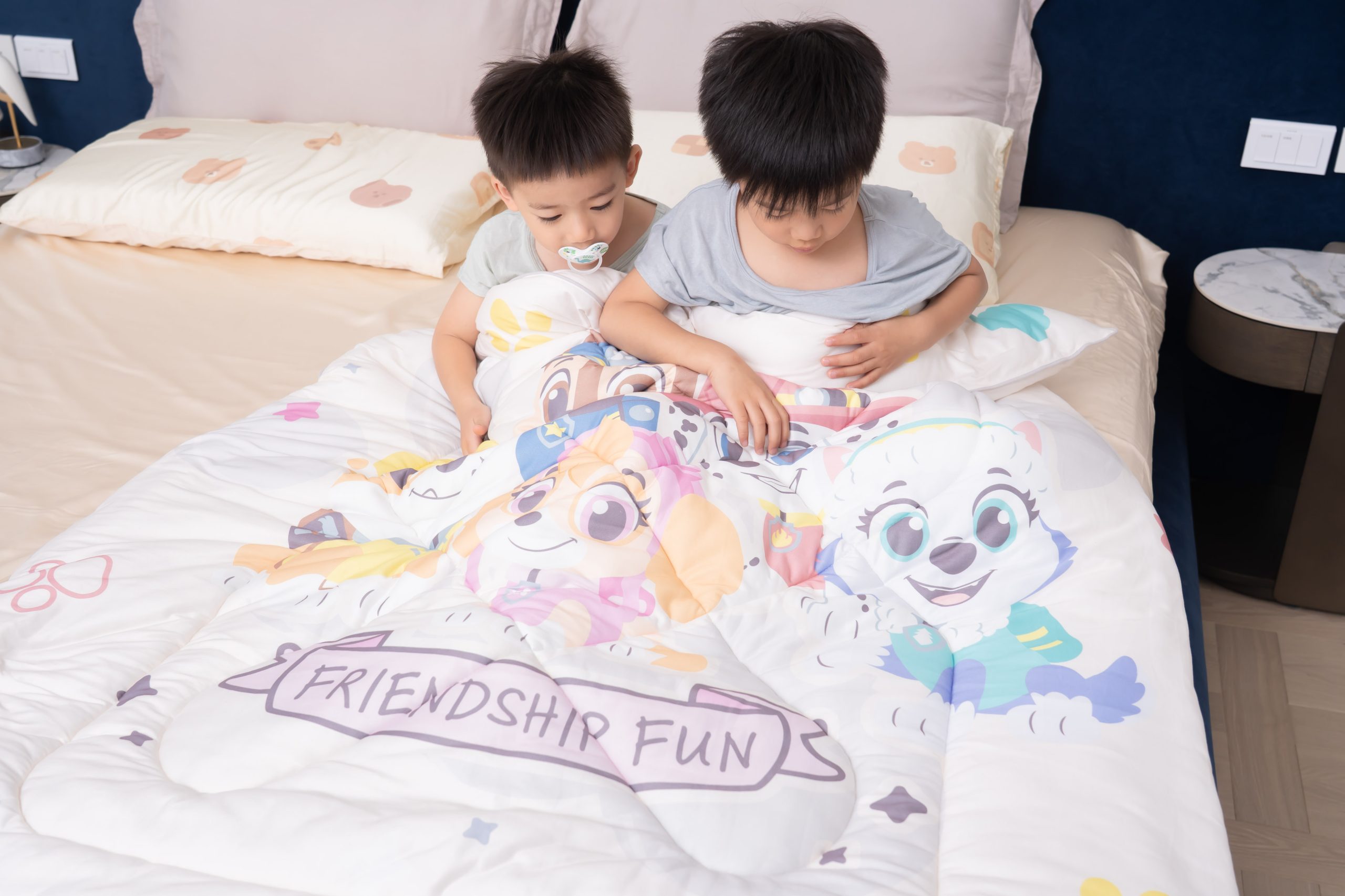 【給你柔柔嫩嫩一夜好眠｜伯尼寢具 頂級膠原蛋白60支天絲寢具+汪汪隊天絲兒童睡墊】茜茜質感好物團購