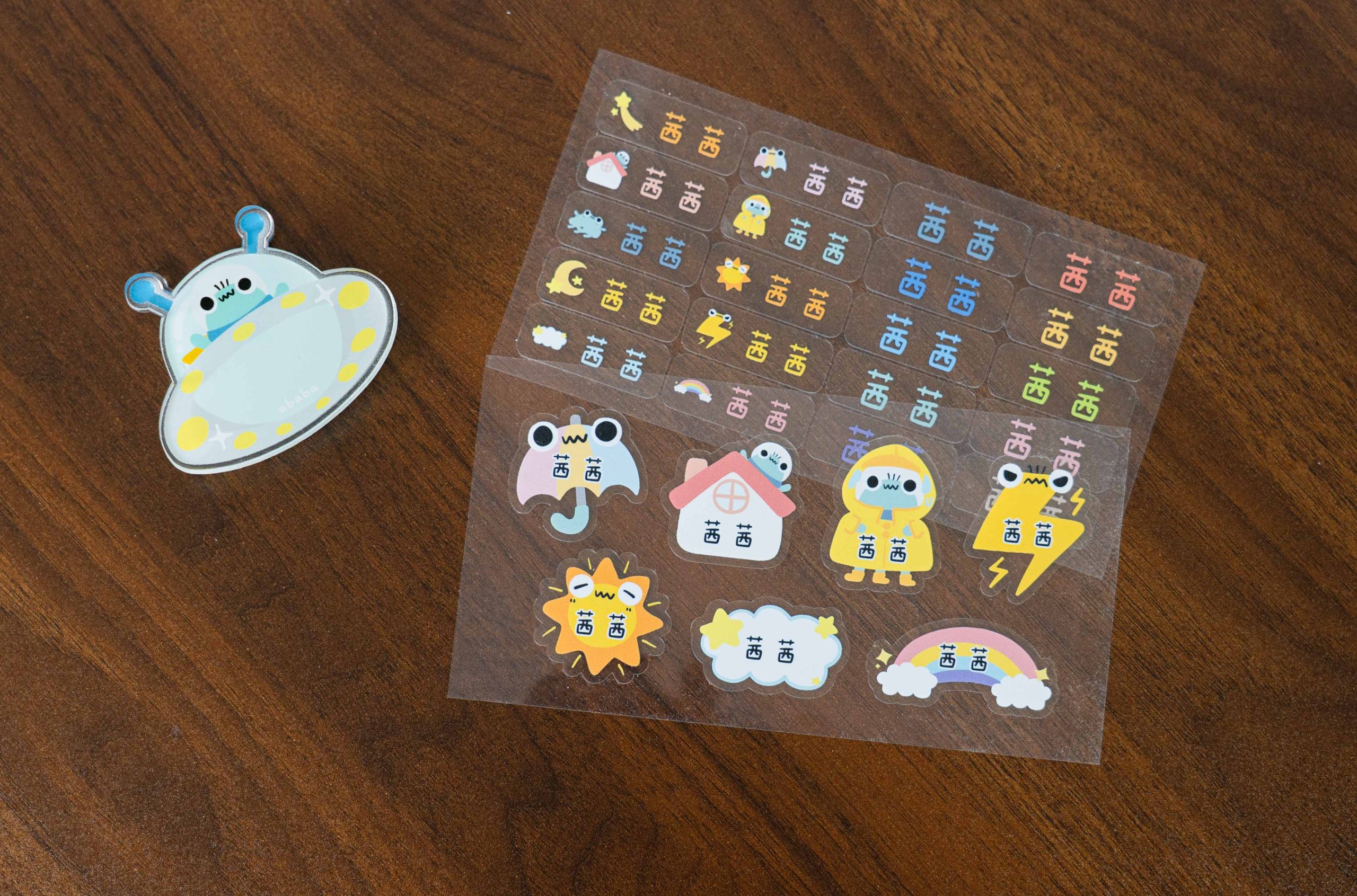 小孩必備！超實用姓名貼【作伴｜耐高溫+防水姓名貼。水晶貼。不鏽鋼水杯。衣物印章。客製餐具組。三色碗。鑰匙圈。手帕。水壺】～波力+汪汪隊聯名款！