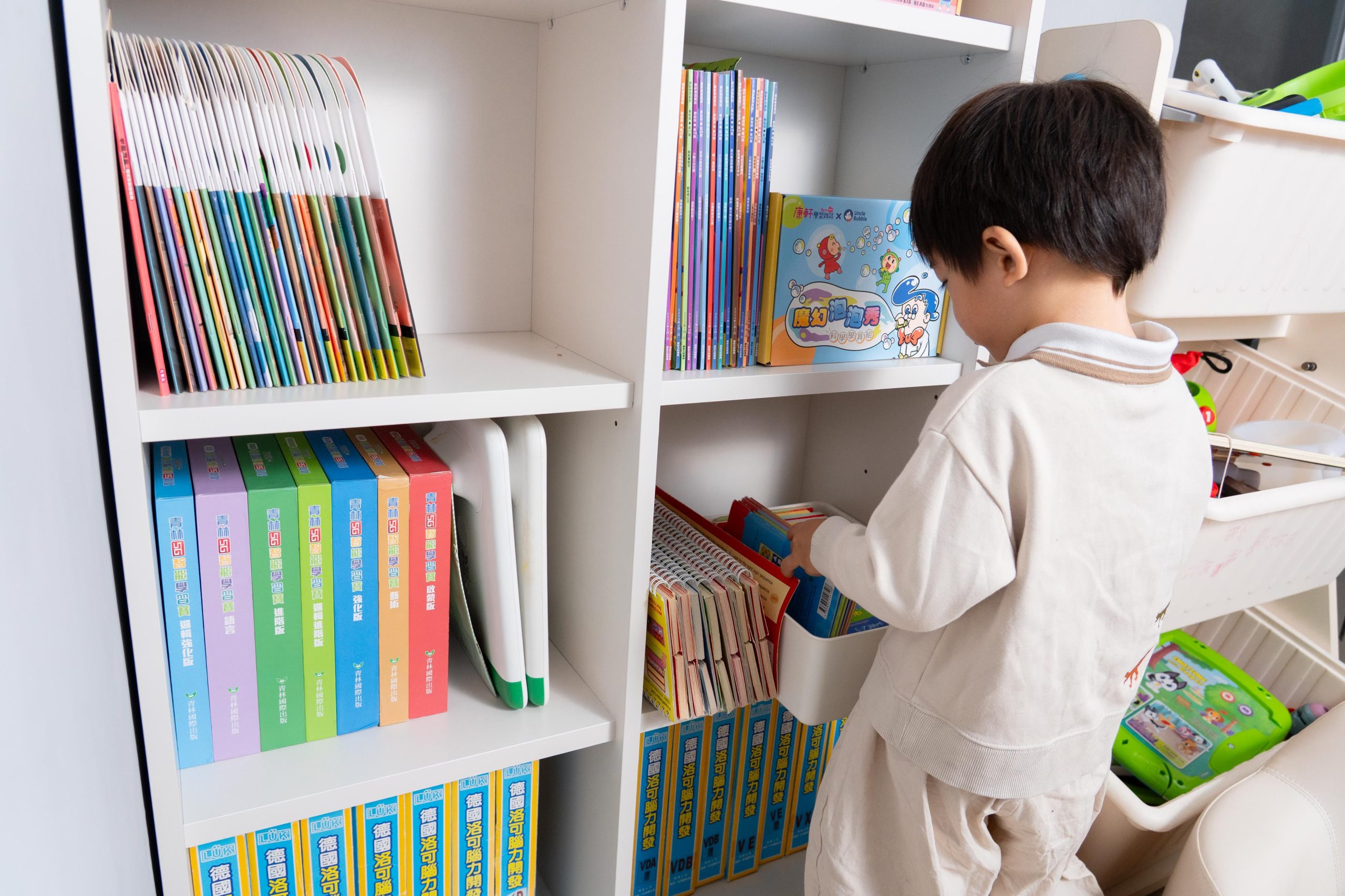 兒童房佈置採購全攻略【韓國iloom怡倫家居|書櫃+玩具櫃+故事屋|豌豆桌椅+小鴨電動書桌椅|雲朵床+雙層床|電動沙發+桌|安全無毒最安心】 兒童房佈置採購全攻略【韓國iloom怡倫家居|書櫃+玩具櫃+故事屋|豌豆桌椅+小鴨電動書桌椅|雲朵床+雙層床|電動沙發+桌|安全無毒最安心】