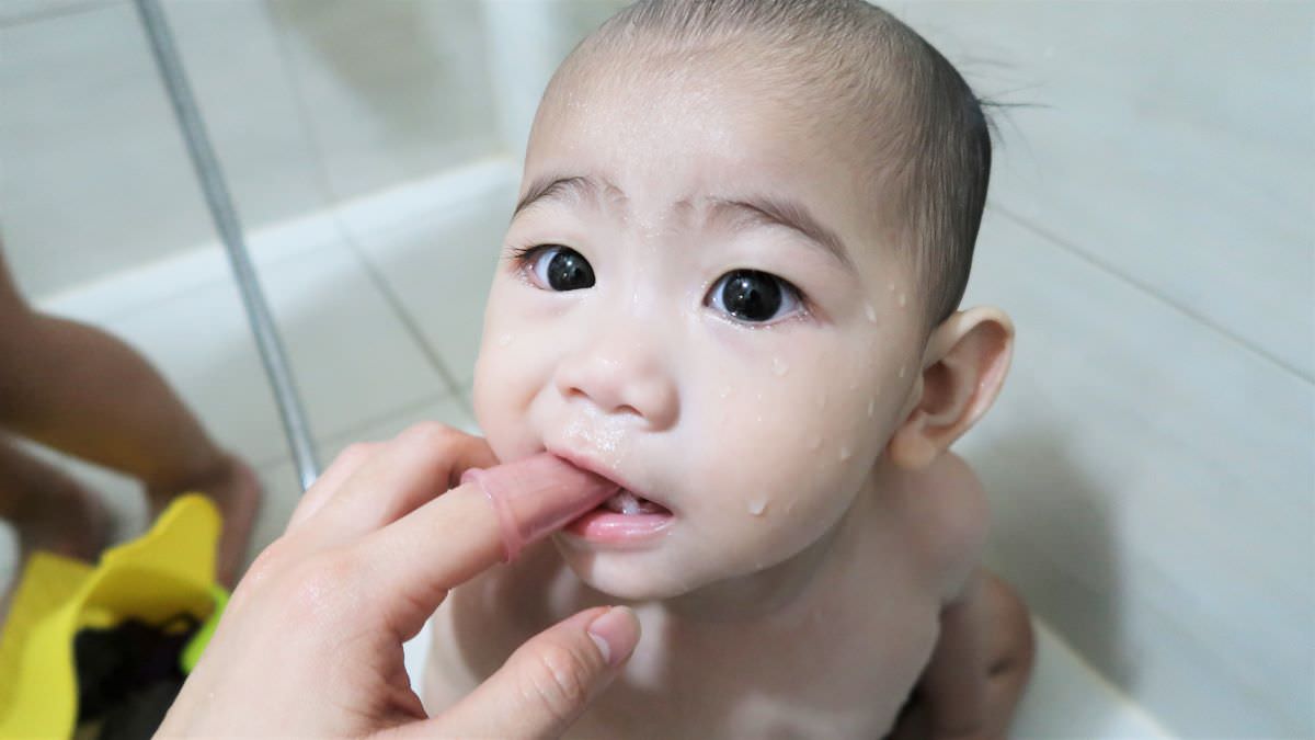 寶貝牙齒怎麼刷？【0~12Y五階段口腔保健全攻略】｜茜茜育兒好文