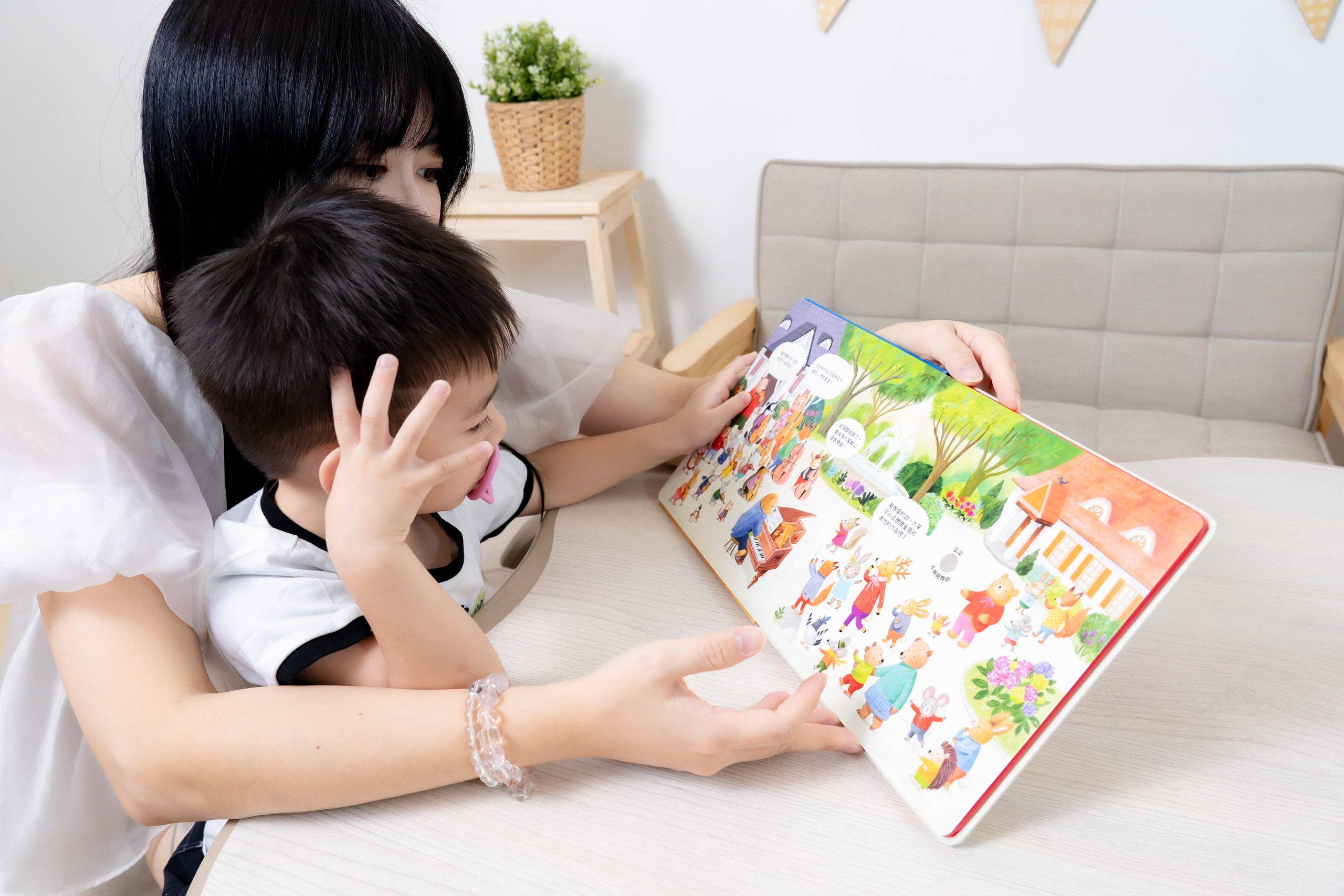 禾流文創童書團購【茜茜推薦|0-2歲+ 幼兒六感篇(上) 觸覺、聽覺、心覺】2025下半年度最大團。內有音樂書試聽影片 禾流文創童書團購【茜茜推薦|0-2歲+ 幼兒六感篇(上) 觸覺、聽覺、心覺】2025下半年度最大團。內有音樂書試聽影片