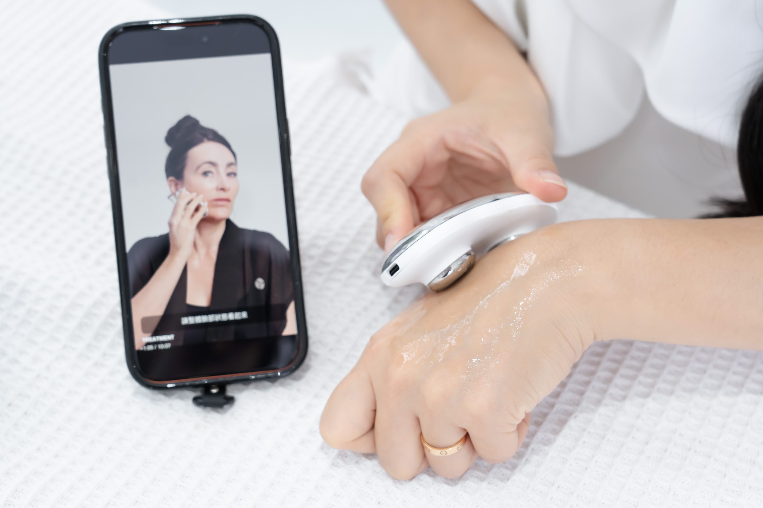 無痛也能拉升線條?【美國ZIIP HALO專利奈米微電流美膚儀】真的能讓臉Q彈、輪廓變立體嗎? 無痛也能拉升線條?【美國ZIIP HALO專利奈米微電流美膚儀】真的能讓臉Q彈、輪廓變立體嗎?