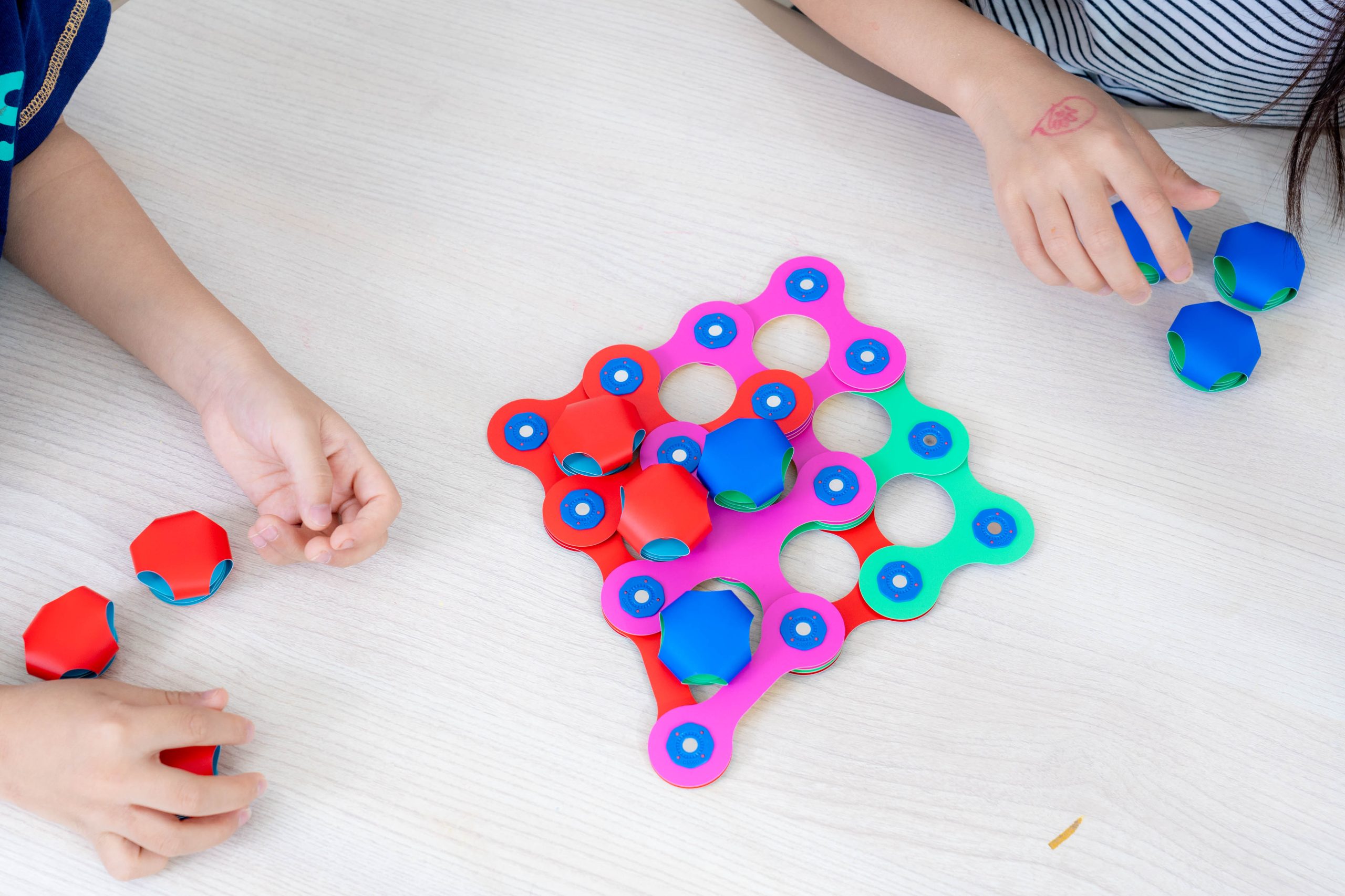 磁力片新玩法【美國Clixo創樂多磁力片:不只2D平面,還能3D變化+戴上身】史上最讚茜茜獨家套組~孩子超愛! 磁力片新玩法【美國Clixo創樂多磁力片:不只2D平面,還能3D變化+戴上身】史上最讚茜茜獨家套組~孩子超愛!