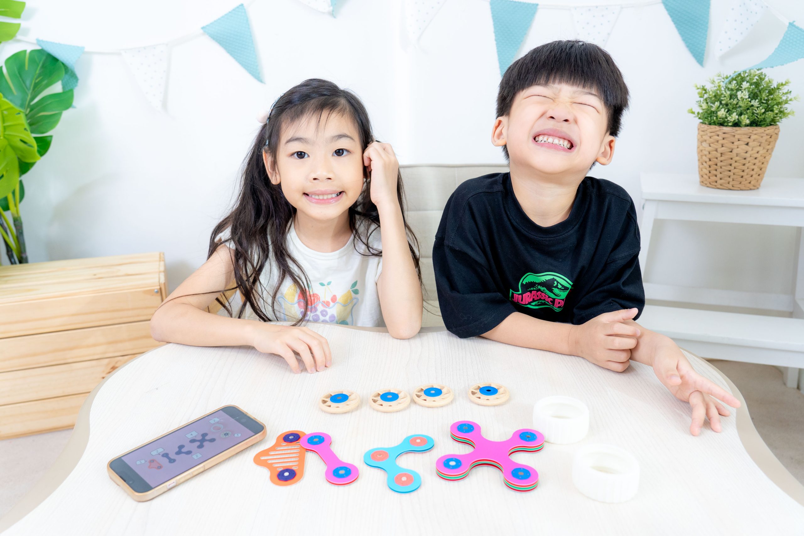 磁力片新玩法【美國Clixo創樂多磁力片:不只2D平面,還能3D變化+戴上身】史上最讚茜茜獨家套組~孩子超愛! 磁力片新玩法【美國Clixo創樂多磁力片:不只2D平面,還能3D變化+戴上身】史上最讚茜茜獨家套組~孩子超愛!