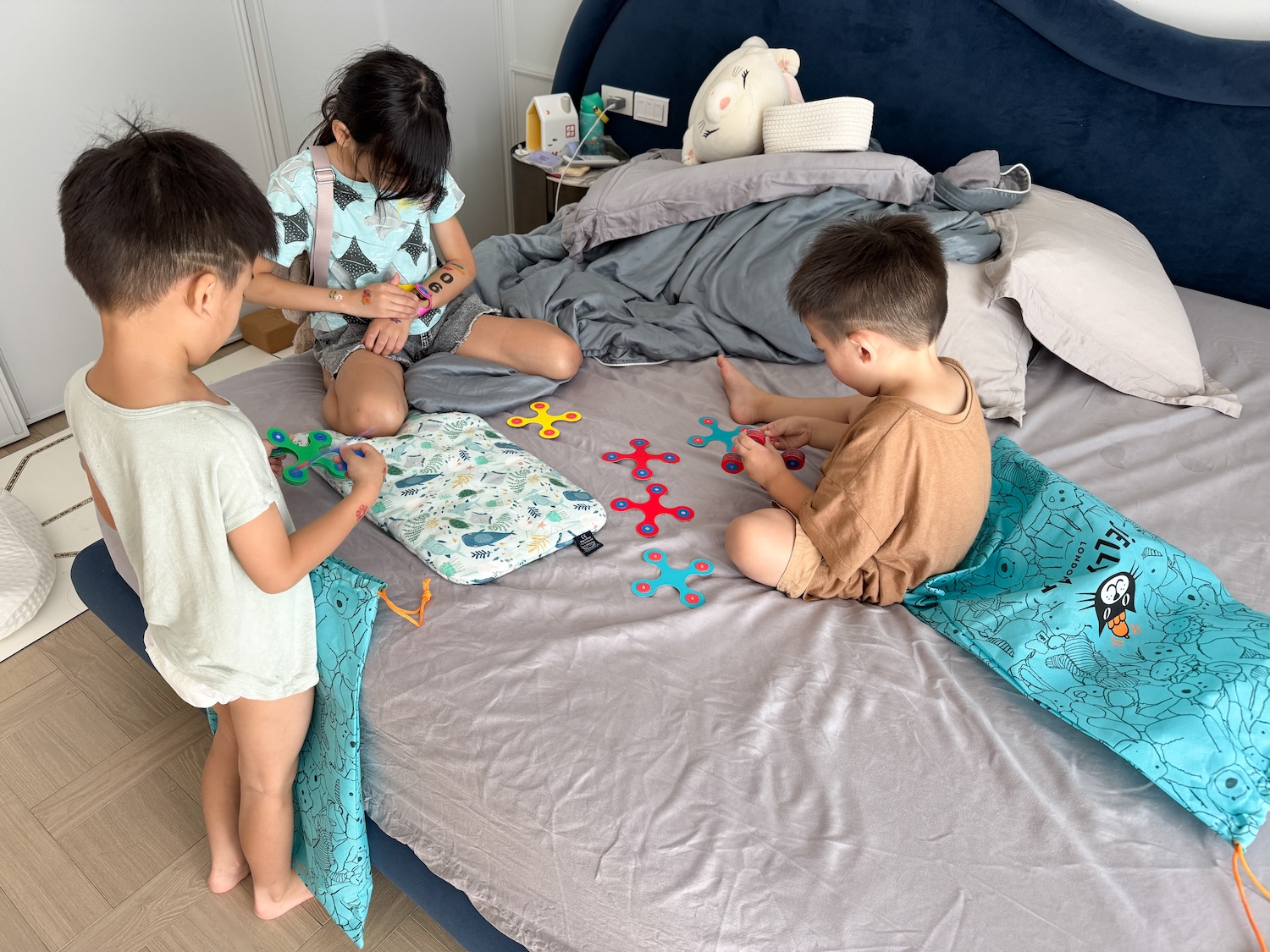 磁力片新玩法【美國Clixo創樂多磁力片:不只2D平面,還能3D變化+戴上身】史上最讚茜茜獨家套組~孩子超愛! 磁力片新玩法【美國Clixo創樂多磁力片:不只2D平面,還能3D變化+戴上身】史上最讚茜茜獨家套組~孩子超愛!